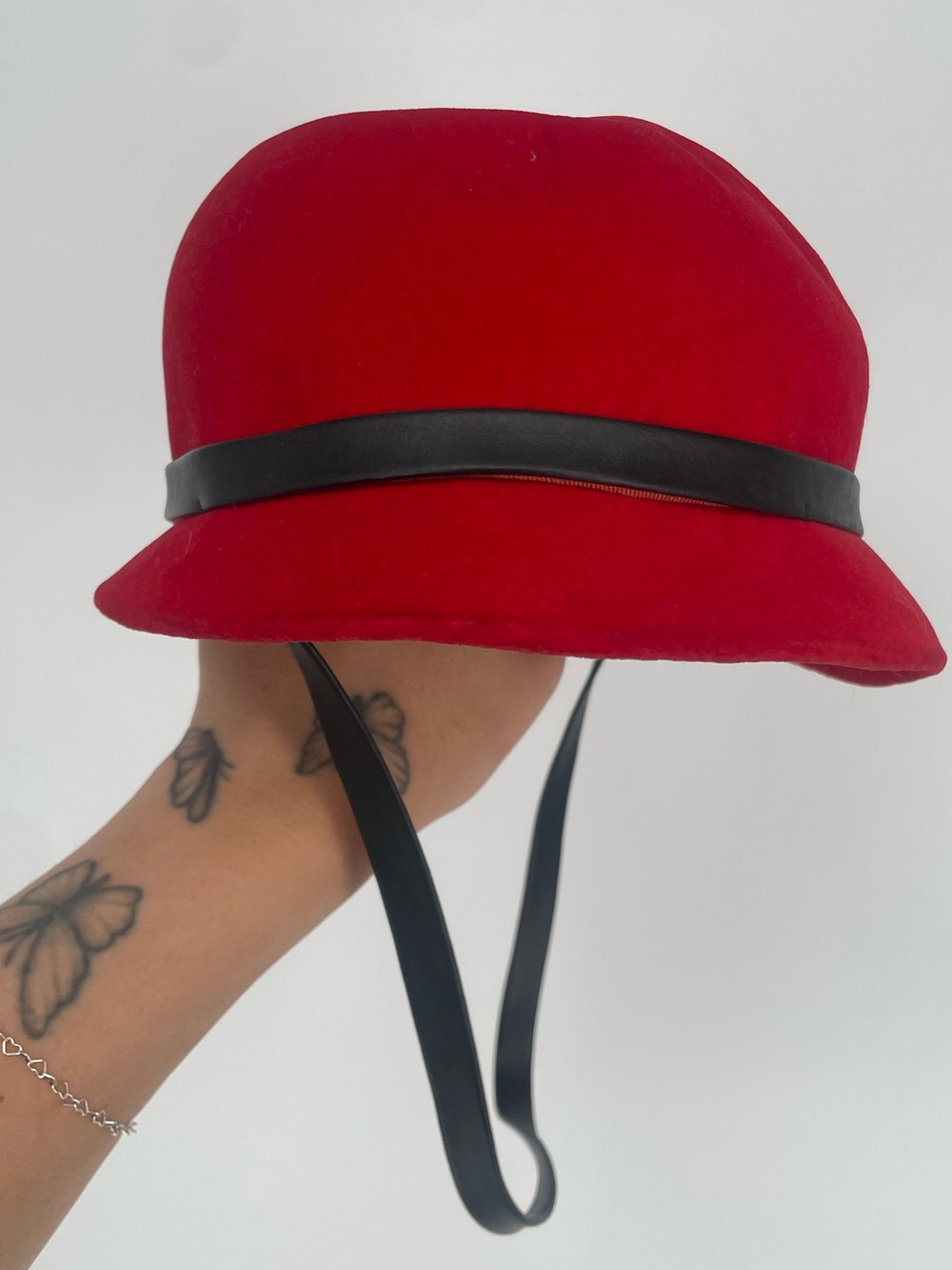 60s Mr. John Juniorette Red Riding Hat W Black Contrasting Trim & Chin Strap - Picture 11 of 11